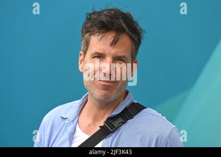 München, Deutschland. 28.. Juni 2022. Tim BERGMAN (Schauspieler), Einzelbild, Einzelbild beschnitten, Porträt, Porträt, Hochformat. ZDF-Empfang/ Treffen in der H`ugo`s Bar anlässlich der Münchner Filmfestspiele am 28.. Juni 2022 Quelle: dpa/Alamy Live News Stockfoto